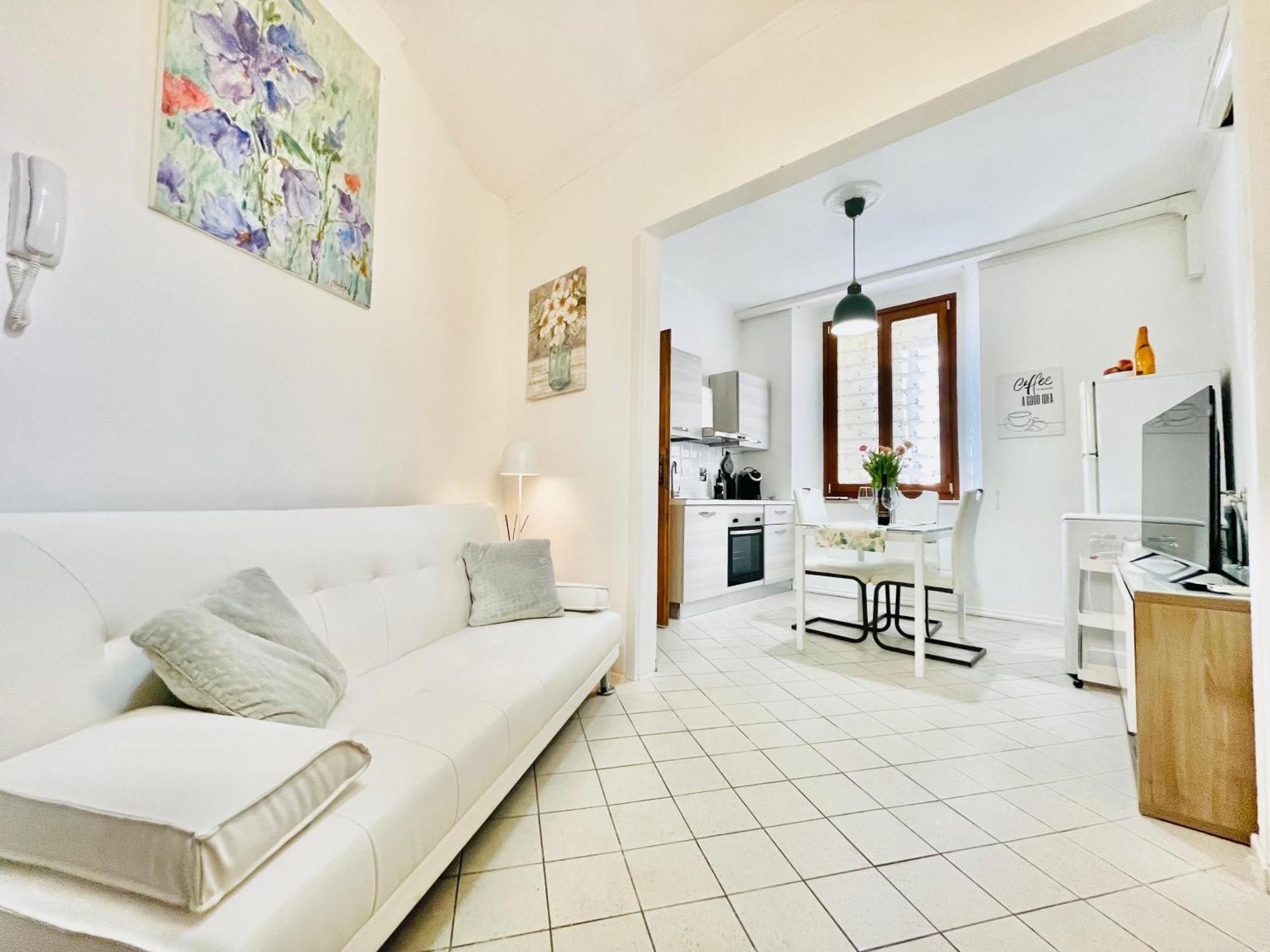 Tiny 8 Apartment *